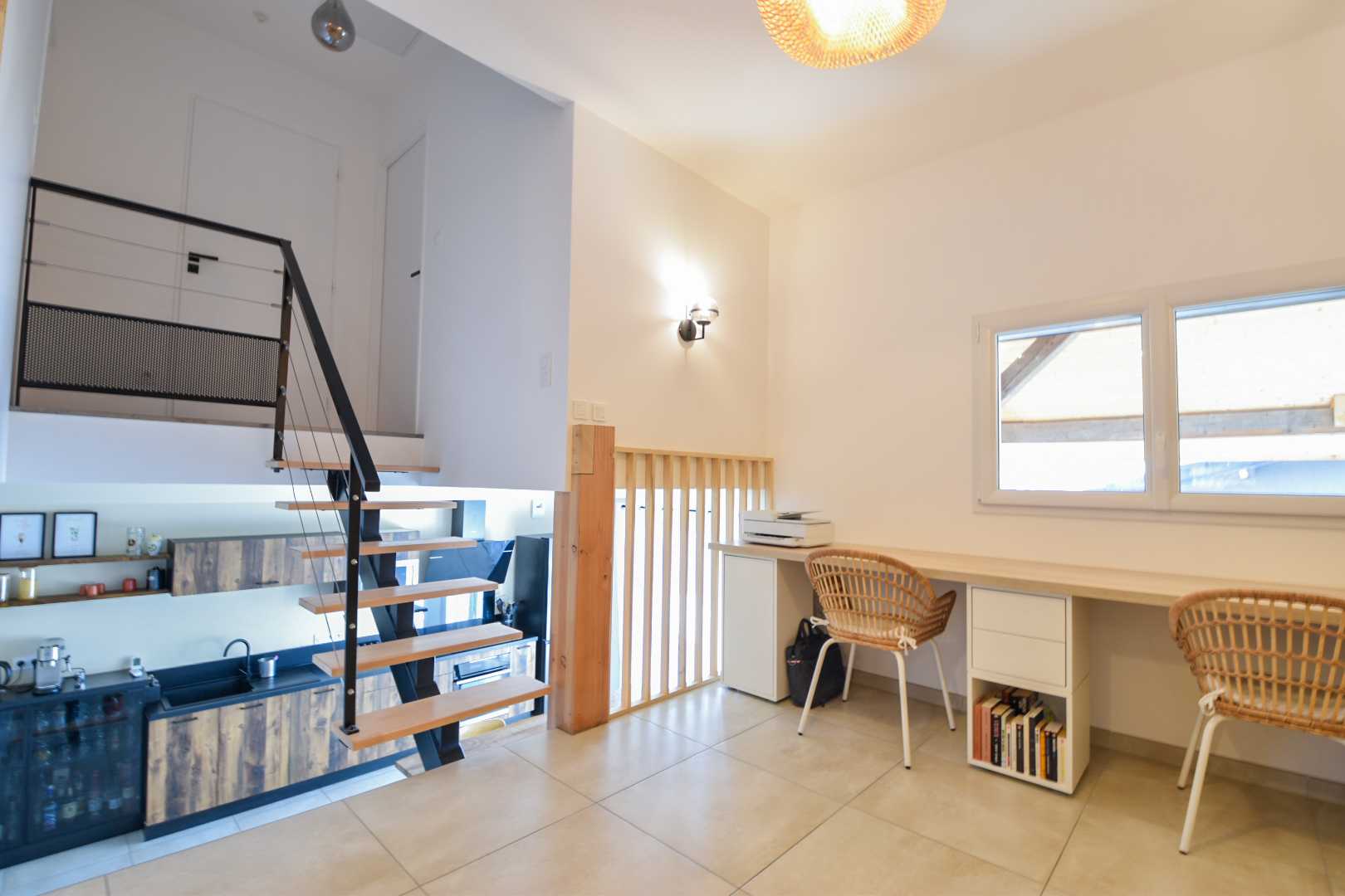Un intérieur moderne et épuré dans cette grange rénovée, alliant le charme de l'ancien à des lignes contemporaines